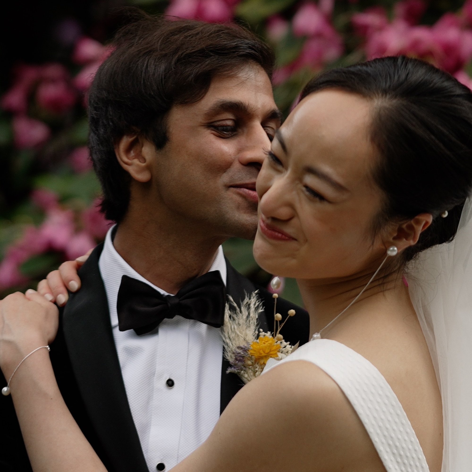 Groom kissing bride at Kew Gardens